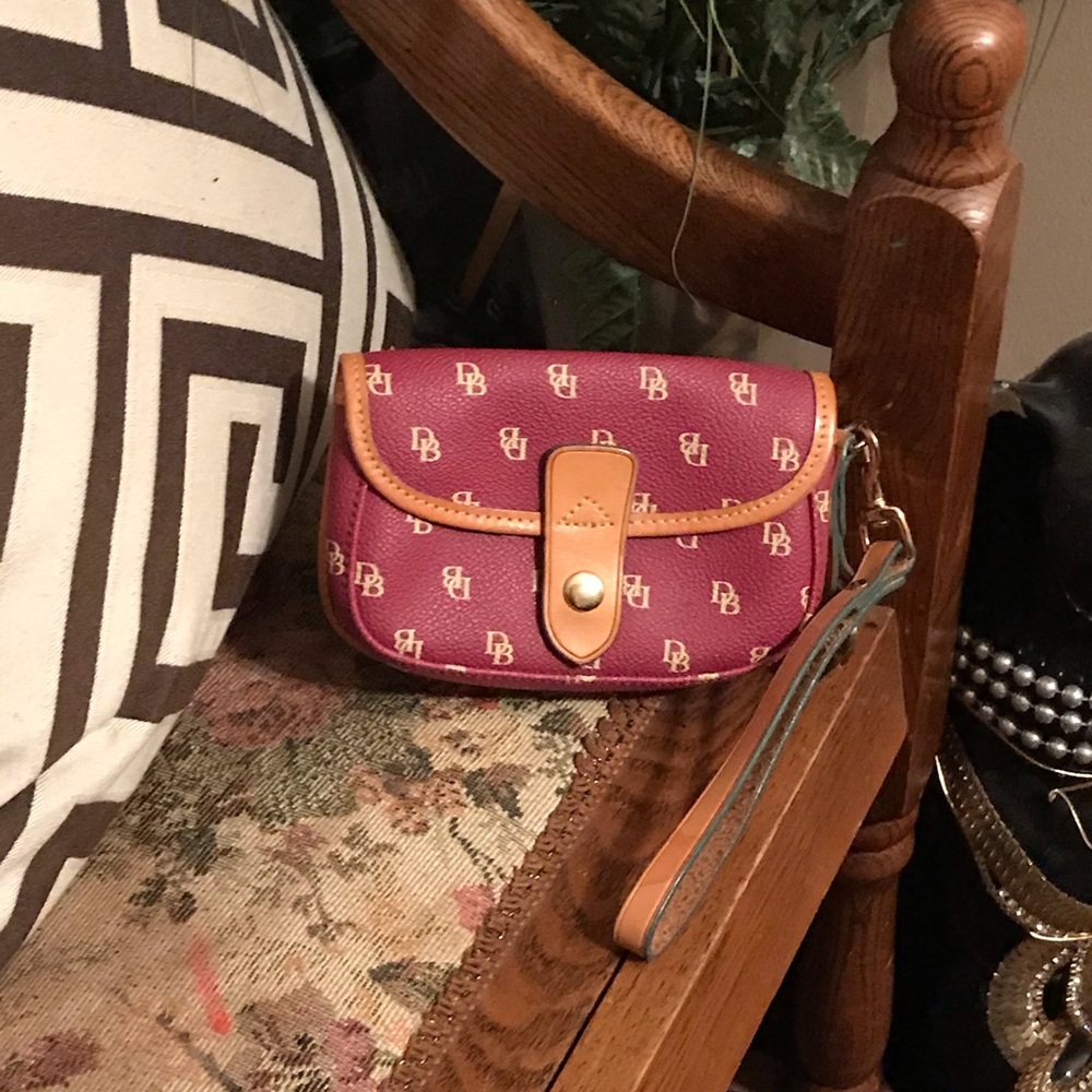 Dooney & Bourke wristlet ❤️NOT FOR SALE